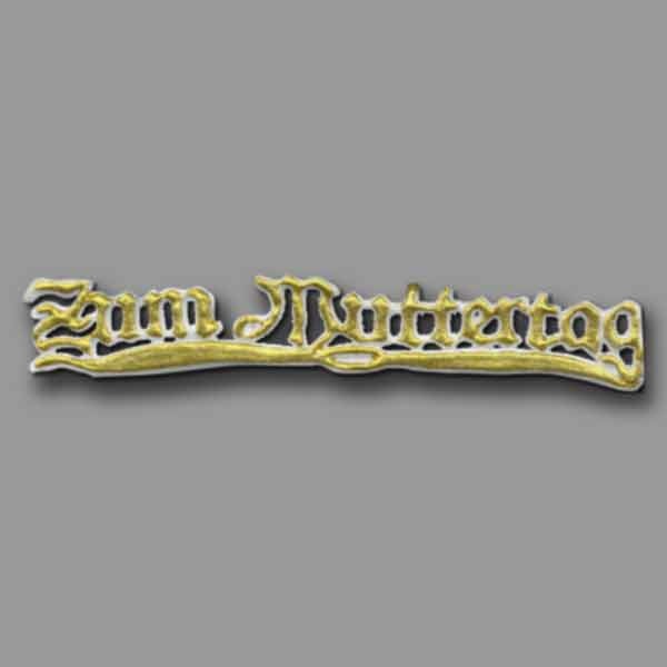 Die Verzierung „Zum Muttertag“ in Weiß und Gold setzt einen liebevollen Akzent auf Ihre Kerzen. Mit einer Länge von 8,5 cm ideal für persönliche Geschenkideen.