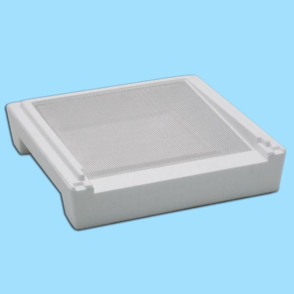 Der LCB-DN-Boden mit ALU-Lüftungsgitter aus Styropor® überzeugt mit schräg abfallendem Flugloch und stabiler Bauweise. Maße: 50 x 50 x 13 cm.