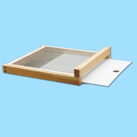 Die HEROLD Varroa-Schieblade aus Holz hilft bei der...