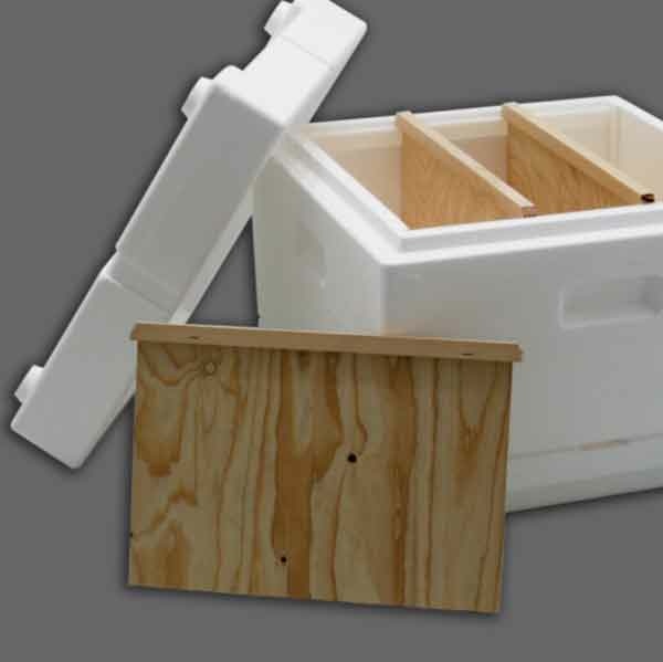 Das DN-Trennschied aus Holz ist ideal zur Teilung von Styropor®-Ablegerböden in Ganzzargen. Die passgenauen Maße – Oberträgerlänge 436 mm und Gesamthöhe 268 mm – machen es zu einem zuverlässigen Zubehör für die Zucht.