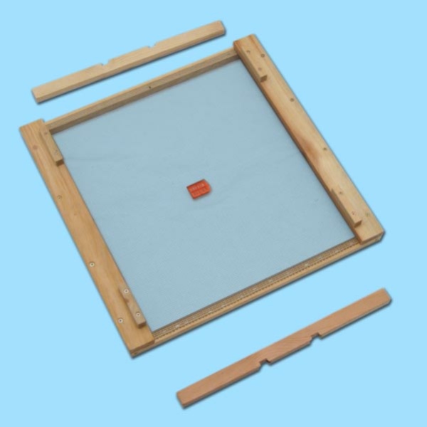 Der APILAT® Universal-Drahtrahmen aus Holz mit zwei Fluglochkeilen bietet sechs Nutzungsmöglichkeiten, darunter Bienenflucht und Wander-Oberlüftung. Ein vielseitiges Zubehör für die Imkerei.