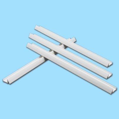 Diese Kunststoff Rähmchen-Auflegeleiste ist passend für LCB-Zander-Zargen und ermöglicht ein präzises Auflegen der Rähmchen. Mit einer Länge von 35 cm sorgt sie für eine stabile und gut platzierte Positionierung der Rähmchen, wodurch das Arbeiten in der Beute effizienter wird.