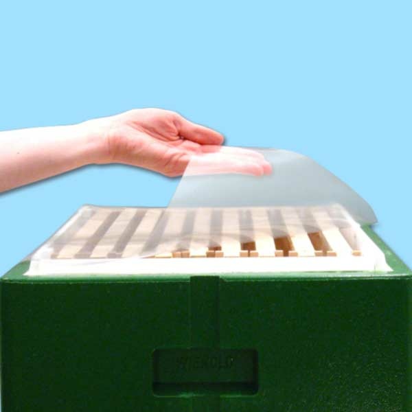 Diese transparente Abdeckfolie für LCB-Zander-Maß (365 x 485 mm) hat eine Stärke von 0,32 mm und eignet sich ideal als Abdeckung für Rähmchen. Sie schützt die Bienen vor Zugluft und sorgt gleichzeitig für ein gutes Klima im Inneren der Beute.