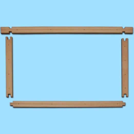 Dieses Rähmchen in Teilen, gefertigt aus hochwertigem Holz, besticht durch präzise Verarbeitung und robuste Zapfenverbindungen. Das Zander-Vollkanträhmchen mit den Maßen 477 x 220 mm und einer Holzstärke von 10 mm bietet eine stabile Basis für den Aufbau von Waben. Ideal für Imker*innen, die auf Qualität und Langlebigkeit setzen.