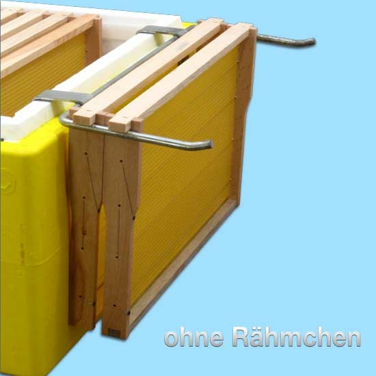 Der Rähmchenhalter aus Edelstahl für das DN-Maß ist in einem Stück gefertigt und ermöglicht das seitliche Ablegen von bis zu drei Rähmchen. Er ist speziell für Segeberger Styropor®-Zargen geeignet und bietet eine zuverlässige Lösung für die Aufbewahrung und Handhabung von Rähmchen.