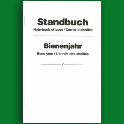 Das Standbuch im DIN A6 Format umfasst 36 Seiten, die für Imker*innen eine praktische Übersicht bieten. Es ist ideal für die tägliche Dokumentation der Arbeiten im Bienenstock und als Helfer bei der Aufzeichnung von Beobachtungen. Ein unverzichtbares Werkzeug für eine präzise und strukturierte Imkerei.