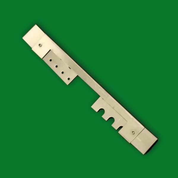 Dieser 3-teilige Fluglochschieber aus Edelstahl ist perfekt für den Einsatz in der Imkerei. Mit einer Länge von 155 mm und einer Höhe von 23 mm lässt er sich leicht anpassen und schützt die Bienen vor ungewolltem Eindringen. Ideal für den Wintereinsatz zur Belüftung der Beute.