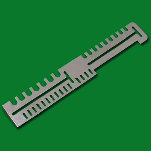 Der 1-teilige Fluglochschieber aus Edelstahl ist mit einer Länge von 210 mm beidseitig nutzbar und bietet eine einfache Lösung, um die Beute vor äußeren Einflüssen zu schützen. Eine ideale Ergänzung für die Winterpflege und zur Belüftung der Beuten.