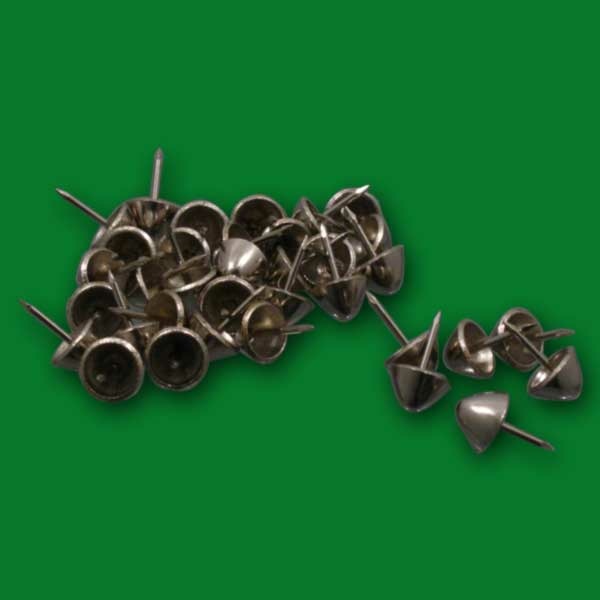 Diese Seitenabstandsnägel mit einem Durchmesser von 5 mm kommen im praktischen 100 Stück-Pack. Sie haben Pilzköpfe und sind vernickelt, was sie besonders robust und langlebig macht. Ein unverzichtbares Zubehör für die Beutenkonstruktion.