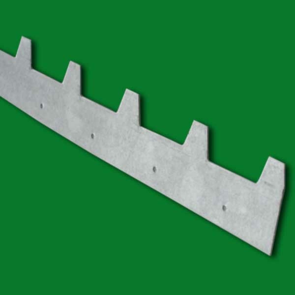 Dieser Abstandsrechen für 10 Waben-Rähmchen aus Edelstahl misst 383 mm. Die Zinkenbreite beträgt unten ca. 11 mm, mit einer Auflagefläche von 25 mm zwischen den Zinken. Ein funktionales Werkzeug für die Bienenhaltung.