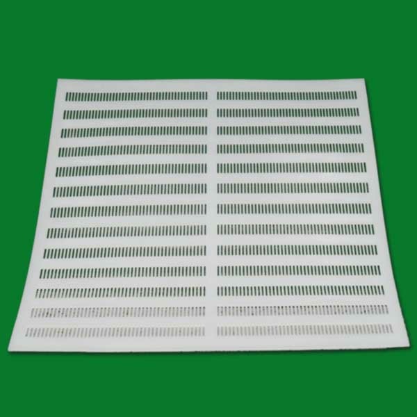 Das APILAT®-Propolisgitter mit einer Größe von 500 x 500 mm ist aus elastischem, lebensmittelechtem Kunststoff gefertigt und eignet sich perfekt für die Propolisernte. Die keilförmigen Schlitze ermöglichen eine einfache und effektive Nutzung.