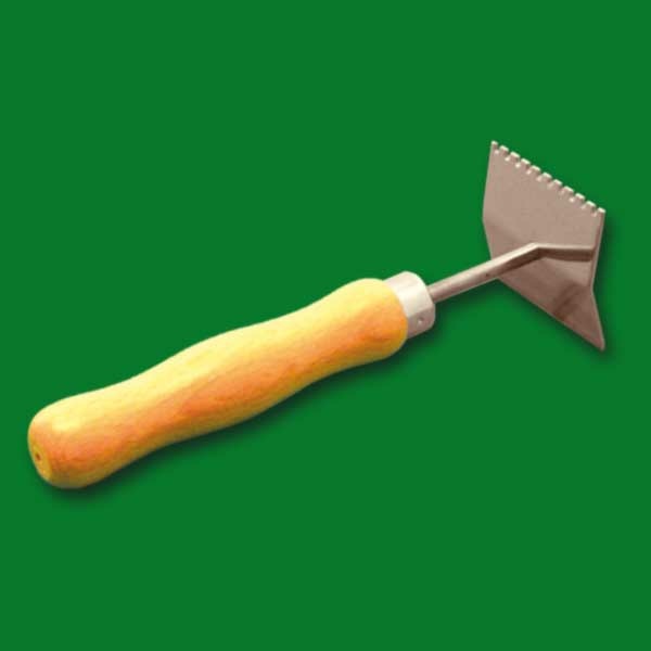Der Reinigungskratzer ist ein praktisches Werkzeug für Imker*innen, um Wachsreste von Metall-Absperrgittern zu entfernen. Mit zwei gezahnten Seiten aus Edelstahl und einem stabilen Holzgriff ist er ideal für die Reinigung und Pflege von Gitterstrukturen. Die Kratzbreite von ca. 6,4 cm und eine Länge von ca. 17 cm sorgen für eine komfortable Handhabung.