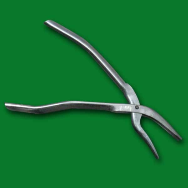 Die Wabenzange ist ein unverzichtbares Werkzeug für den Imkerbedarf. Mit einer Länge von 27 cm ermöglicht sie eine einfache Handhabung und präzise Kontrolle beim Arbeiten mit Waben. Ideal für Warmbau- und Hinterbehandlungsbeuten.