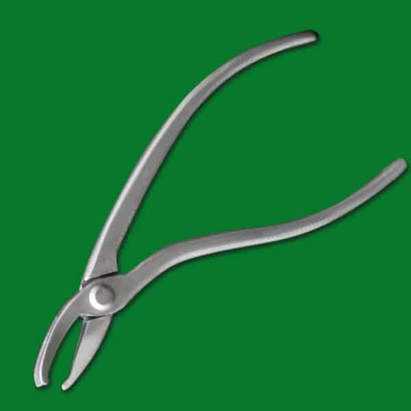Die Kuntzsch-Wabenzange aus Guss ist ein hochwertiges Werkzeug für die Imkerei. Mit einem spezialisierten Maul und einer Länge von 19 cm eignet sich diese Zange ideal für das Handling von Waben und sorgt für eine effiziente Wabenentnahme.