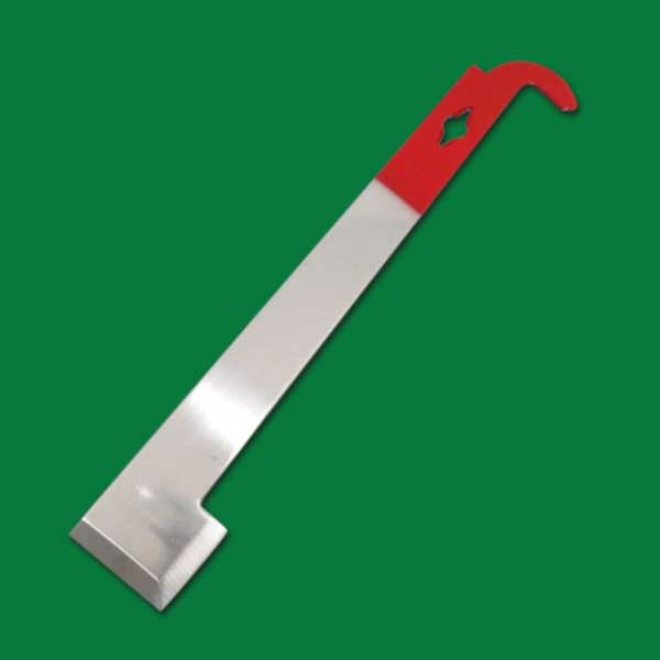 Der Stockmeißel mit Wabenheber aus hochwertigem Edelstahl bietet eine praktische 2-in-1-Lösung für Imker*innen. Einseitig scharf geschliffen für das präzise Entfernen von Waben, kombiniert mit einem 90° Wabenheber, der das Anheben der Waben erleichtert. Mit einer Länge von 27 cm liegt er gut in der Hand und sorgt für effizientes Arbeiten in der Bienenbeute.