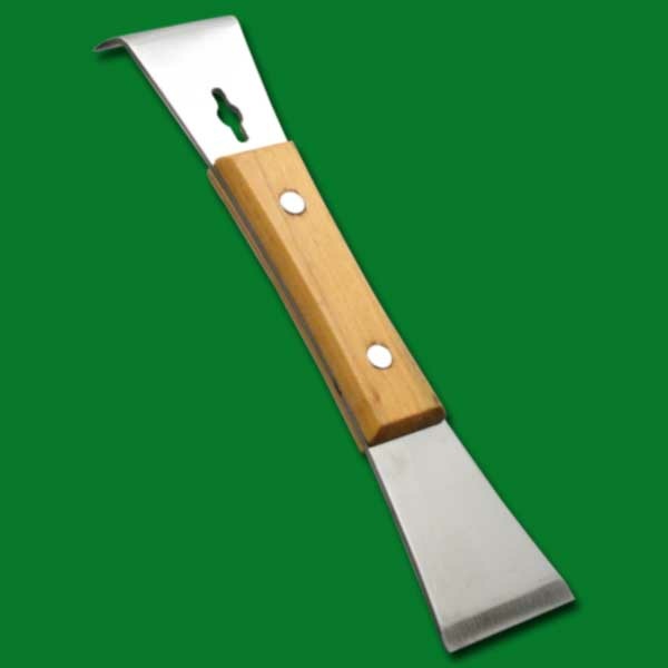 Der Stockmeißel mit Holzgriff aus Edelstahl kombiniert Stabilität und Komfort. Beidseitig scharf geschliffen und 20 cm lang, ermöglicht er eine präzise Handhabung beim Bearbeiten der Waben. Der ergonomische, griffige Holzgriff sorgt für eine angenehme Arbeitshaltung und erleichtert die Arbeit bei jeder Inspektion.