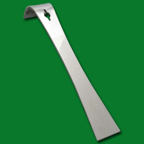 Der Edelstahl-Stockmeißel in AMI-Form ist besonders ergonomisch und bietet eine hohe Widerstandsfähigkeit. Mit einer Länge von ca. 26 cm und beidseitig scharf geschliffen, eignet er sich hervorragend für alle Arten von Arbeiten an Bienenwaben. Perfekt für Imker*innen, die Wert auf langlebige, effiziente Werkzeuge legen.