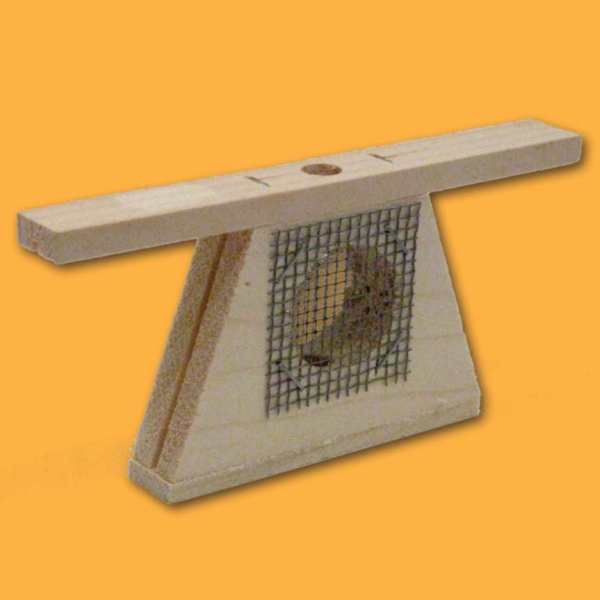 Der Zusetzkäfig WOHLGEMUTH wird direkt ins Rähmchen eingesetzt und von den Bienen sicher umbaut. Mit den Maßen ca. 115 x 70 mm und einem Oberträger von 150 mm ist dieser Käfig eine zuverlässige Lösung für die sichere Zusetzung von Königinnen.