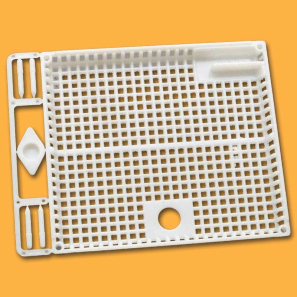 Das NICOT® Königinnen-Zusetzgitter aus Plastik ist eine langlebige und zuverlässige Lösung für das Aufstecken auf die Wabe. Mit den Maßen ca. 145 x 130 x 13 mm ermöglicht es eine kontrollierte und sichere Zusetzung der Königinnen.