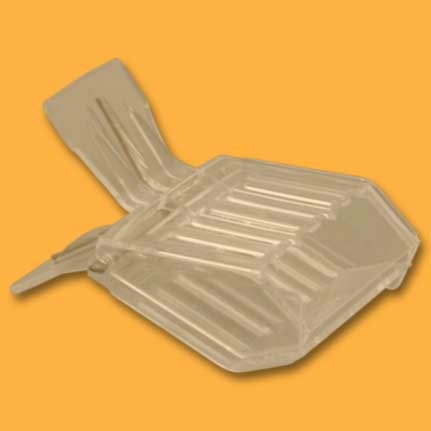 Der Abfangkäfig CLIP ist aus transparentem Hartplastik gefertigt und eignet sich hervorragend für die sichere Trennung von Königin und Arbeiterbienen. Mit einer Edelstahlfeder und 4,2 mm breiten Öffnungen können die Arbeiterinnen problemlos passieren, während die Königin sicher im Käfig bleibt.