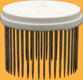 Der Nadelkäfig aus Plastik mit Edelstahlnadeln ist ein praktisches Werkzeug, um die Bienen präzise zu markieren. Mit einem Durchmesser von 50 mm und einer Höhe von 40 mm lässt sich der Käfig einfach auf der Wabe befestigen und ermöglicht eine sichere Handhabung.