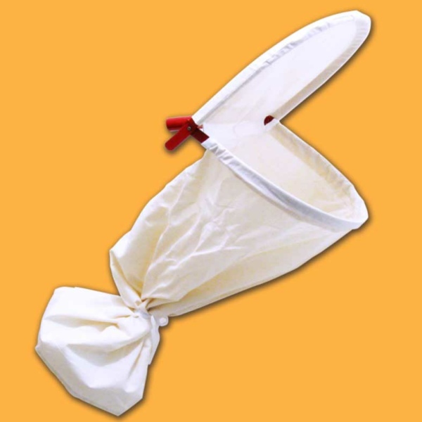 Der Schwarmfangbeutel mit Deckel besteht aus robustem Polyester-Zeltstoff und ist ideal für den Transport und das Fangen von Bienenschwärmen. Der bequeme Klappverschluss und der Stangenhalter ermöglichen eine einfache Handhabung und sicheren Transport.