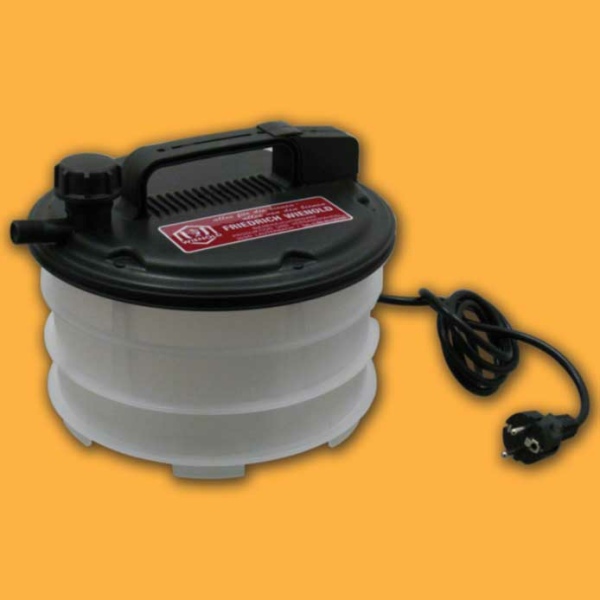 Der Dampferzeuger Dampfmeister ist ein elektrisches Gerät, das für die Imkerei unverzichtbar ist. Mit einer Leistung von 2,2 kW und einem 5-Liter-Wassertank sorgt der Dampferzeuger für effizientes Arbeiten.
