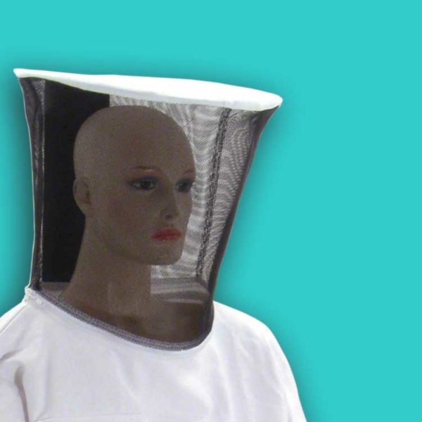 Das Kopfteil für die APILAT®-Imkerschutzbluse oder -anzug ermöglicht einen vollständigen Schutz für den Kopfbereich. Mit einem praktischen Reißverschluss lässt sich das Kopfteil schnell anlegen und anpassen. Der integrierte Ring sorgt für zusätzliche Stabilität und Schutz. Ideal für Imker*innen, die auf zuverlässige Schutzkleidung setzen.