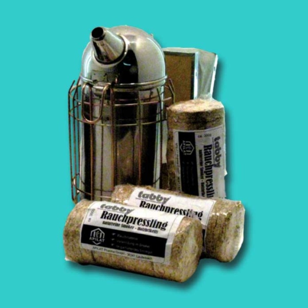 Tabby® Rauchpressling 1,6 kg, bestehend aus 11-13 Presslingen mit einem Durchmesser von 55mm. Diese Rauchpresslinge bieten eine langanhaltende und effektive Rauchentwicklung, ideal für die Beruhigung von Bienen bei der Durchsicht oder Honigentnahme.
