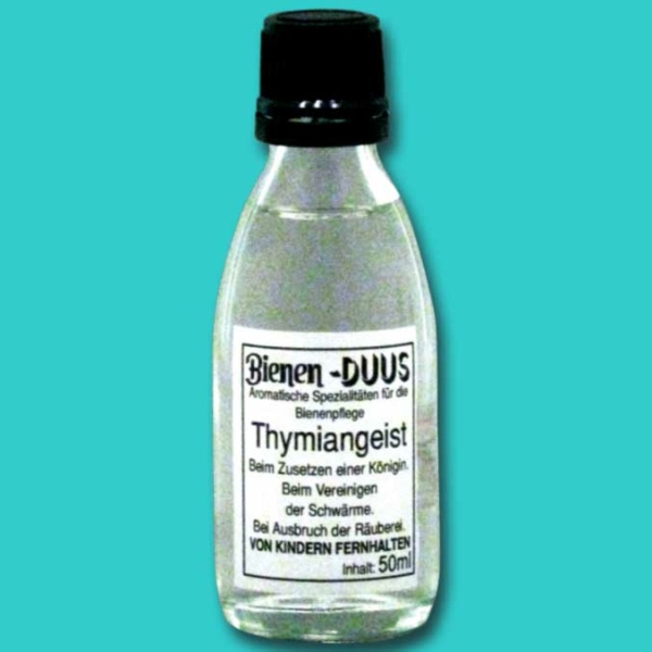 Thymian-Geist 50 ml-Flasche, ein hervorragendes Mittel zum Vereinigen und Zusetzen von Bienenvölkern. Thymian-Geist hat eine beruhigende Wirkung und unterstützt das schnelle Eingewöhnen der Bienen in ihre neue Umgebung.