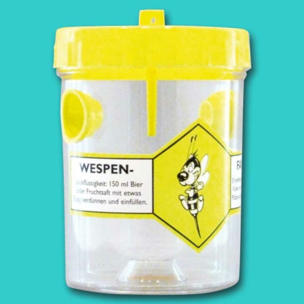 Das Wespenfangglas aus transparentem Kunststoff hilft bei der Bekämpfung von Wespen. Mit abschraubbarem Deckel, Anhängehaken und seitlichen Einschlupföffnungen bietet es eine effektive Lösung zur Wespenbekämpfung im Bienenjahr.