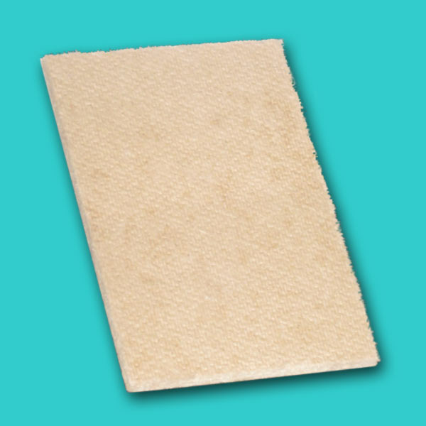 Die Verdunster-Filzplatte aus Weichfaserkarton kann als Ersatzdocht für den Classic Verdunster verwendet werden. Mit einer Größe von 35 x 20 cm lässt sie sich einfach zuschneiden und gewährleistet eine gleichmäßige Verdunstung, ideal für die Anwendung in der Bienenbehandlung.