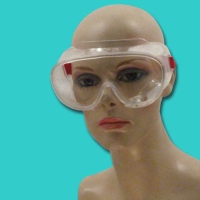 Diese Vollsicht-Schutzbrille bietet zuverlässigen Schutz für die Augen, besonders vor gefährlichen Spritzern, wie sie bei der Arbeit mit Säuren auftreten können. Mit direkter Belüftung und Anti-Beschlag-Technologie, eignet sie sich auch für Brillenträger und sorgt für Komfort und Sicherheit bei der Arbeit im Bienenstock.