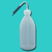 Die Laborflasche (500 ml) aus Kunststoff mit Schwanenhals...
