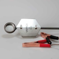 Der Original-Varrox-Verdampfer wird über eine 12V Stromversorgung betrieben, beispielsweise mit einer Autobatterie. Der Verdampfer ist kompakt und effizient, ideal für die gezielte Anwendung von Säuren zur Varroa-Behandlung.