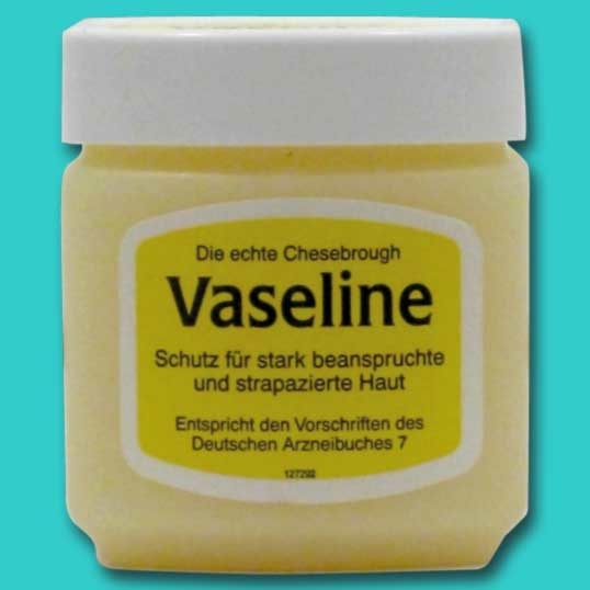 Vaseline ist ein vielseitiges Produkt, das in der Imkerei zur Pflege von Geräten und zum Schutz vor Feuchtigkeit eingesetzt wird. Sie hilft, die Lebensdauer von Imkereizubehör zu verlängern und sorgt für eine stabile Funktionalität.