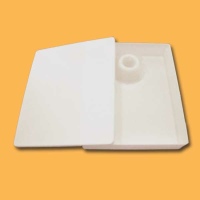 Der Futtertrog eckig (6 l) eignet sich hervorragend zum Einfüttern in Zargen. Mit einem seitlichen Domaufstieg und Domabdeckung ermöglicht der Trog eine gleichmäßige und hygienische Fütterung der Bienen.