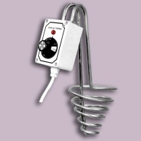 Die Api-Honig-Therme ist eine durchdachte Heizungslösung für das Spitzsieb, die mit einem regelbaren Thermostat ausgestattet ist. Sie sorgt dafür, dass kristallisierter oder zähflüssiger Honig schonend auf die ideale Siebtemperatur gebracht wird, ohne seine wertvollen Eigenschaften zu verlieren. Ein praktisches Werkzeug für Imker, die auf eine einfache und effektive Honigverarbeitung setzen.