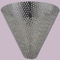 Dieser hochwertige Kegeleinsatz aus robustem Edelstahl-Lochblech sorgt für optimale Wärmeverteilung und schützt Nylonsiebe effektiv. Mit seinem präzisen Design und der variablen Größe ist er ein unverzichtbarer Helfer für Imker*innen, die Wert auf Effizienz und Qualität legen.