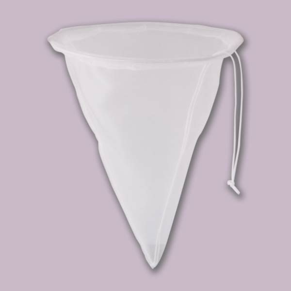 Das grobe Nylon-Spitz-Sieb mit 1 mm² Maschen bietet eine robuste Lösung für die Grobfiltration von Honig. Mit Edelstahlring und passender Höhe, kompatibel mit gängigen Abfüllsystemen.