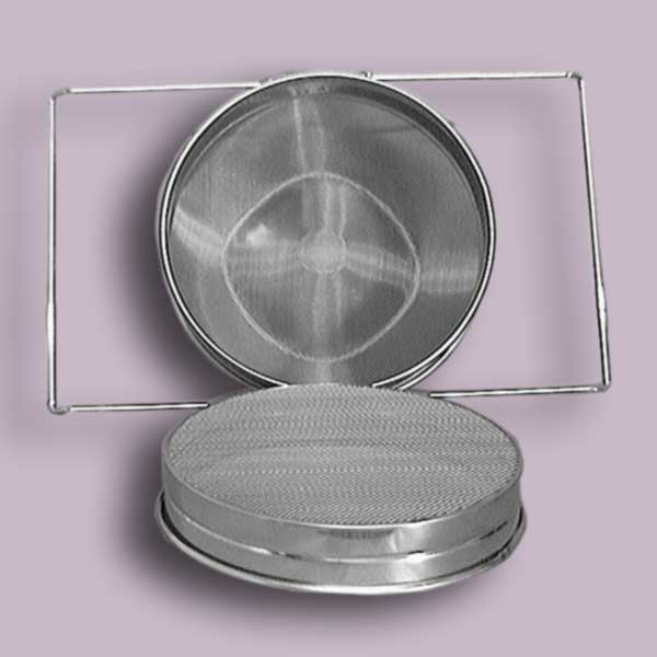 Das Edelstahl-Kegel-Doppelsieb verbindet Funktionalität und Präzision. Mit Innenkegel und ausziehbaren Bügeln eignet es sich für Behälter bis 38 cm Ø und sorgt für kristallklaren Honig.