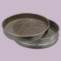 Das große Doppelsieb aus Edelstahl ist ein unverzichtbares Hilfsmittel für Imker. Mit Grob- und Feinsieb sorgt es für perfekt gesiebten Honig, passend für Behälter von 25 bis 50 kg.