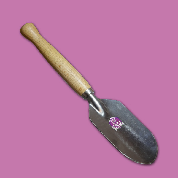 Dieser abgerundete Honigspaten mit Holzgriff vereint Funktionalität und Handwerkskunst. Seine großzügige Schaufelfläche und die Länge von 38 cm machen ihn ideal für das Honigverarbeiten.