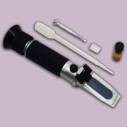 Honig-Refraktometer ohne Licht, mit automatischer Temperaturkompensation und stabiler Optik. Perfekt kalibriert und sofort einsatzbereit – ein zuverlässiges Instrument für die Honiganalyse in jeder Imkerei.