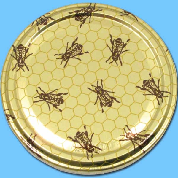 Der TO-Deckel für 500 g Honigglas (82 mm Ø) mit einem goldenen Wabendekor und hellen Bienen ist eine wunderschöne Option für Imker*innen, die ihre Produkte stilvoll verpacken möchten. Der Deckel sorgt für eine sichere Versiegelung und ist gleichzeitig ein dekoratives Element.