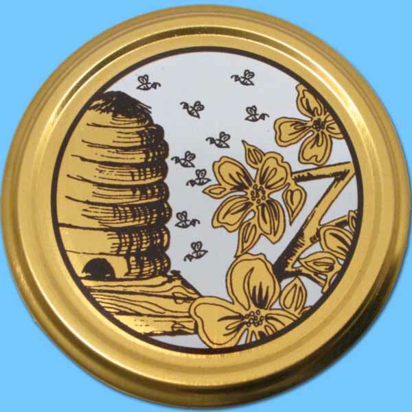 Der TO-Deckel für 500 g Honigglas (82 mm Ø) in gold/weiß mit Bienenkorb, Blumen und Bienen ist ideal für Imker*innen, die ihren Honig in einem besonders ästhetischen und naturnahen Design präsentieren möchten. Der Deckel sorgt für eine sichere Verschließung.
