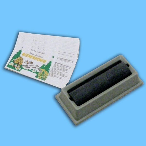 Die Etikettier-Hilfe mit beschichteter Rolle zum Anfeuchten von nassklebenden Etiketten ermöglicht eine schnelle und präzise Anwendung. Sie erleichtert das Anbringen von Etiketten auf Honiggläsern und anderen Produkten, indem sie das Etikett gleichmäßig anfeuchtet und für eine saubere Haftung sorgt.