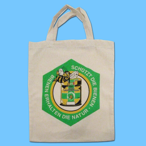 Diese Baumwoll-Tragetasche mit SUMMMY-Emblem und kurzen Tragehenkeln ist eine praktische und umweltfreundliche Lösung für Imker, die ihre Produkte stilvoll transportieren möchten. Mit einer Größe von ca. 36 x 40 cm bietet sie ausreichend Platz für Ihre Produkte und Zubehör.