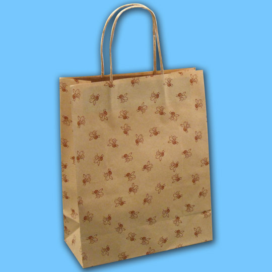 Die Papier-Tragetasche mit Bienendruck ist aus braunem Kraftpapier gefertigt und hat gedrehte Henkeln für einen komfortablen Transport. Mit den Maßen 23 x 29,5 + 10 cm ist sie die ideale Wahl für den Verkauf und Transport von Honiggläsern und anderen Imkereiprodukten.
