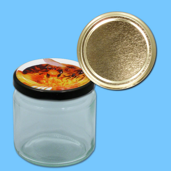 Dieses neutrale 250 g Honigglas bietet eine elegante Möglichkeit, kleinere Mengen Honig zu verpacken. Der TO-Deckel in Gold sorgt für eine einfache Handhabung und eine sichere Versiegelung. Mit einem Durchmesser von 66 mm eignet es sich besonders für die feine Präsentation von Honig in kleinen Glasbehältern. Im 12er-Karton erhältlich.